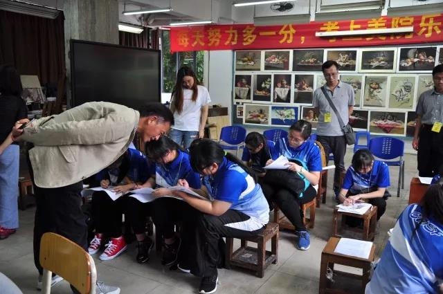 香港学校蔡校长饶有兴致地看着自已的学生现学现画_副本.jpg